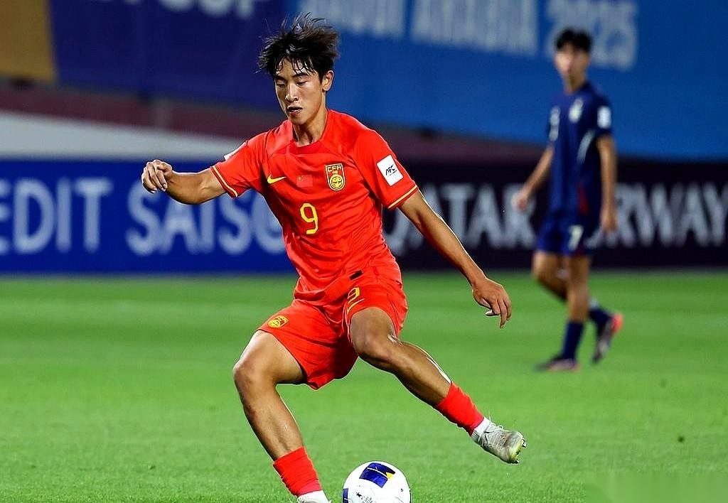 就在U23国脚签约英超狼队的消息刷屏时，另一个17岁的中国小子魏祥鑫，却在法甲欧