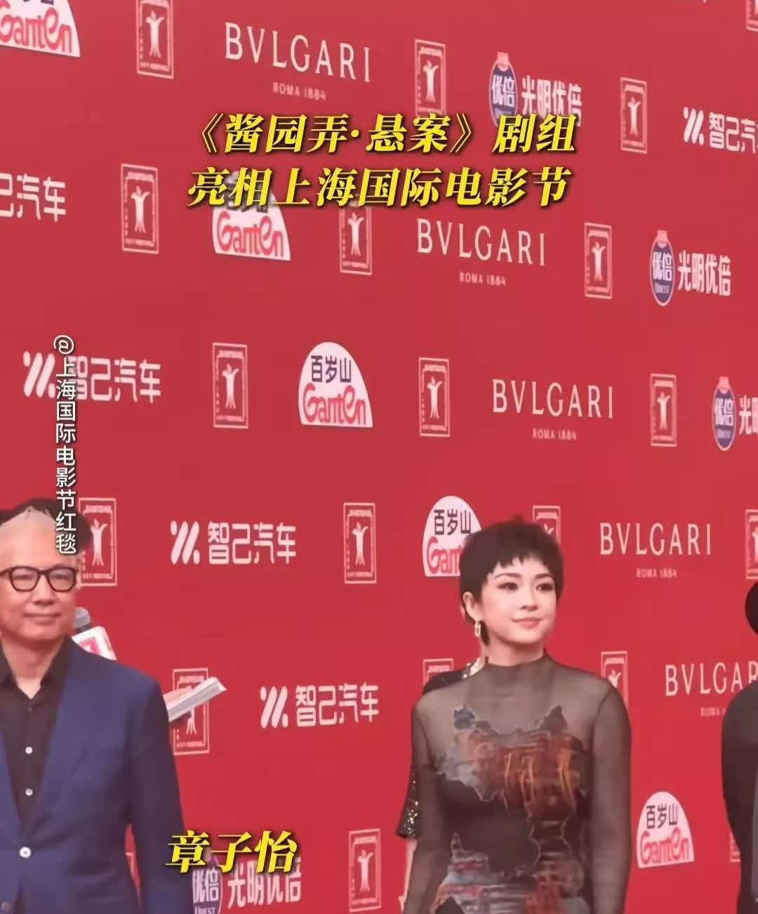 我妹妹亲眼见过章子怡。她说了一个大实话。说章子怡根本不是电视上的