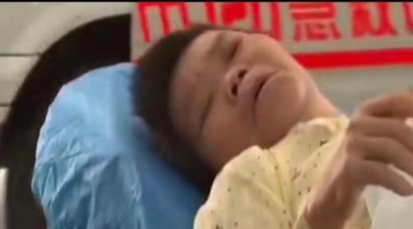 抛夫弃子整整二十三年，如今重病瘫痪在床，这个妇人害怕拖累现任丈夫和小女儿，竟然直