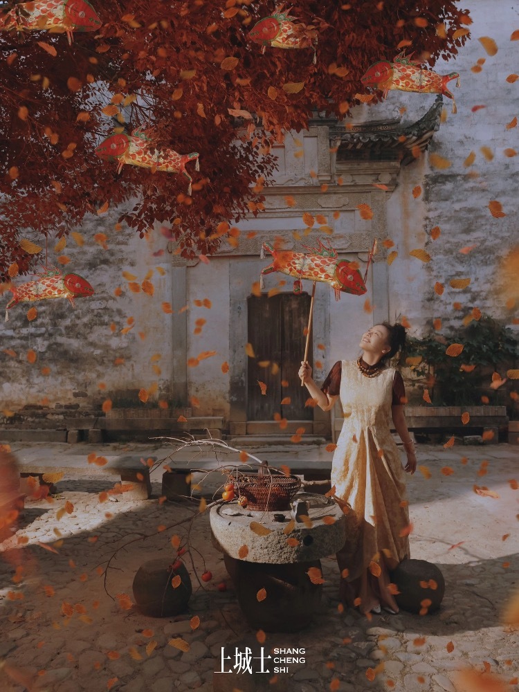 上城士「途中风物045」封面大片鸟鸣山林时，于自然中拥抱自己。马思纯佩戴Back