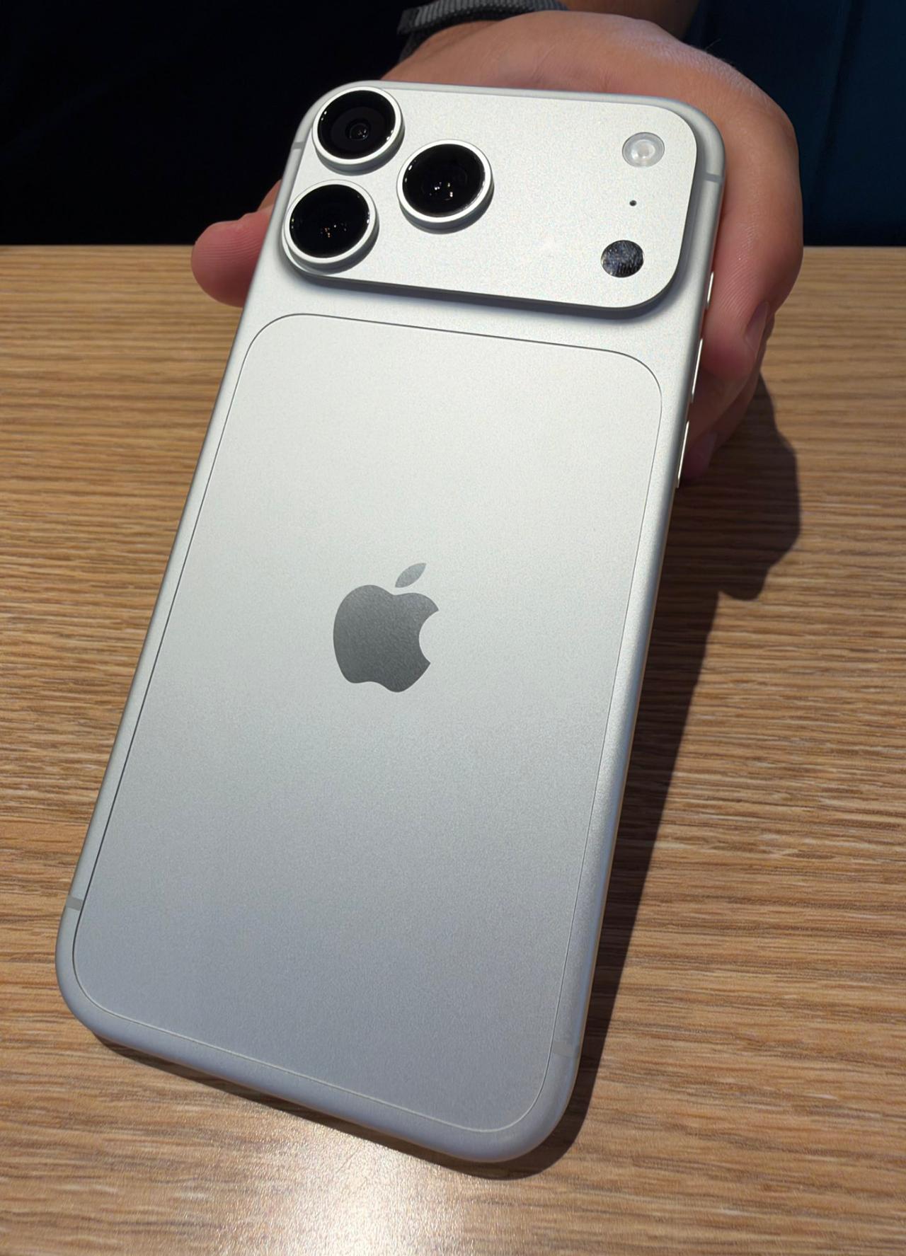 虽然现在iPhone18ProMax可以随便买了，我周围的AppleSt