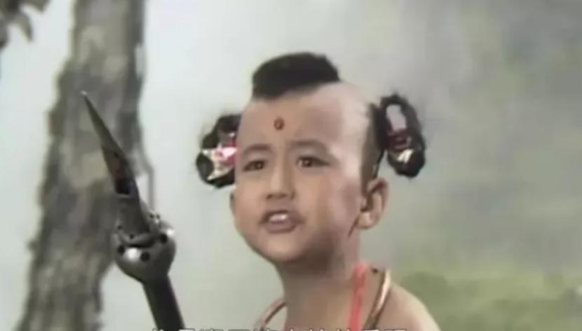 1984年的《西游记》片场，7岁的赵欣培梗着脖子不肯换戏服。“我不穿这个！”