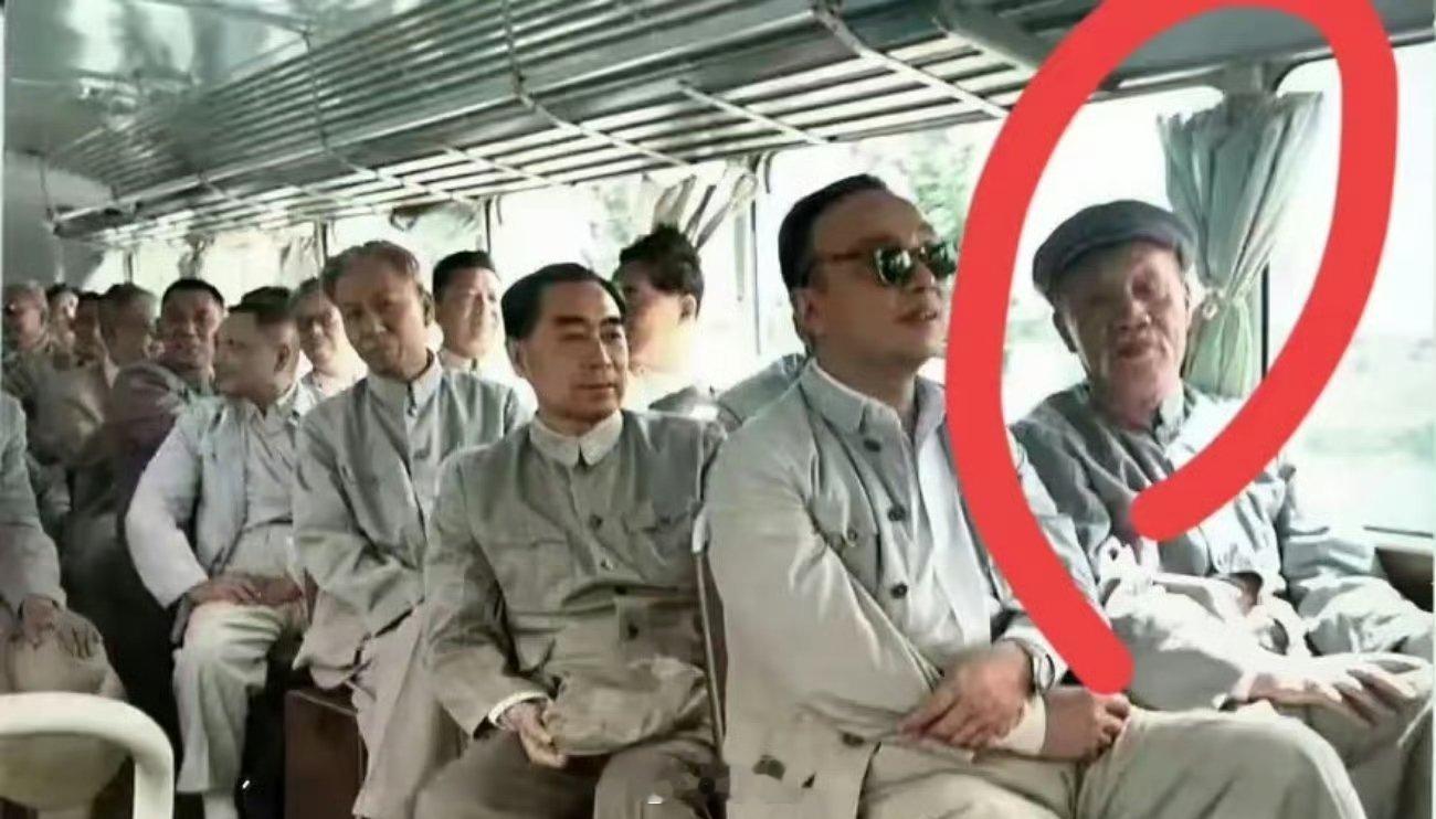 这才是周总理他们的真实相貌，不是演员饰演的！猜猜做在公交车前排的老人是谁？有人认