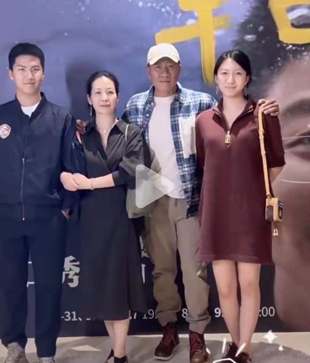 79岁邓超妈妈看鹿晗演唱会！身体硬朗很面善，小花妹妹像极了奶奶​​​