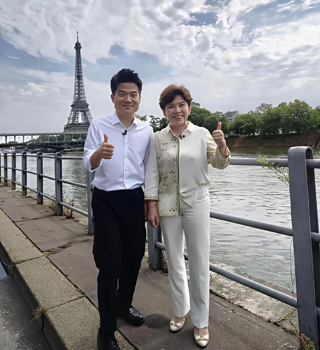 董宇辉在巴黎专访邓亚萍，这是一张拍摄于塞纳河岸的合影。董宇辉身高1.68米，邓亚