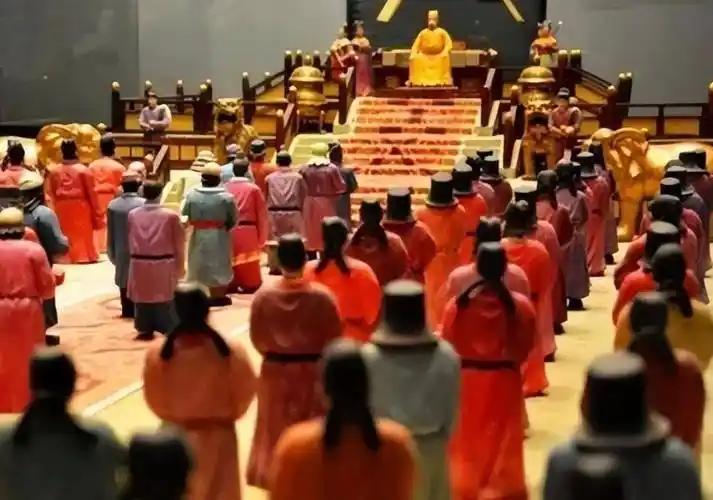 皇帝们开完会走了之后，大臣们能偷偷坐龙椅体验一下吗？ 大臣坐龙椅需视具体人物