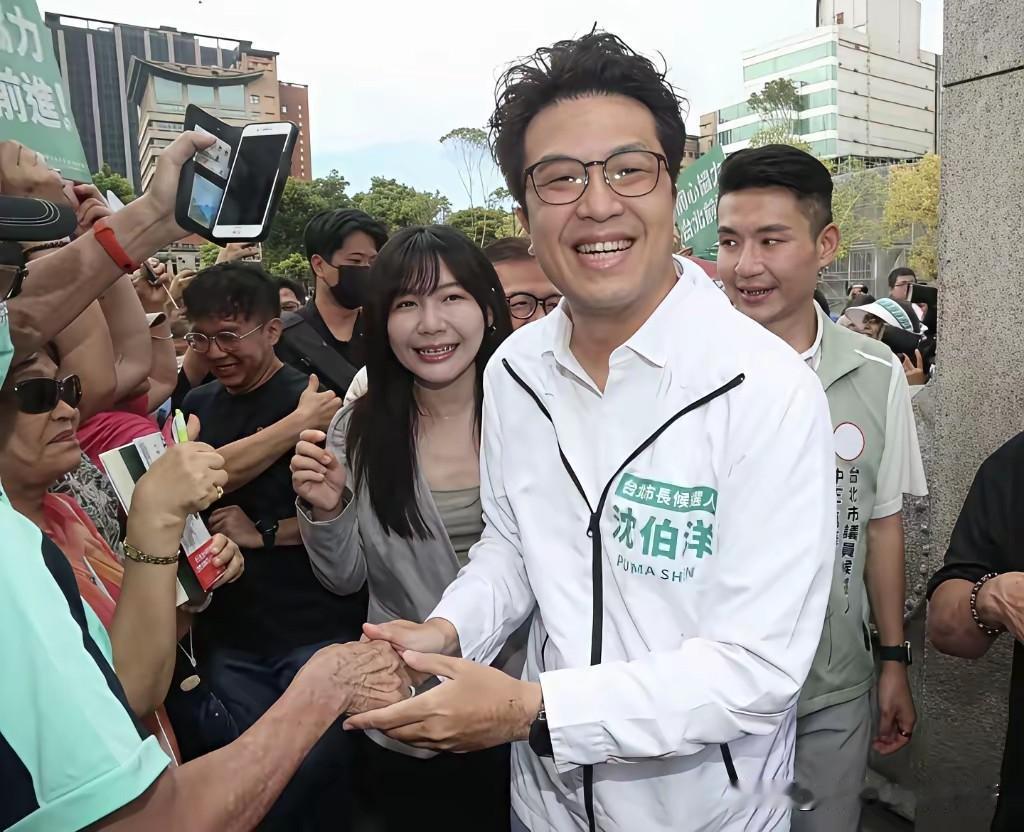 湾媒：台北市长最新网路投票沈伯洋以64.5%领先蒋万安。看到两个信息，蒋氏家