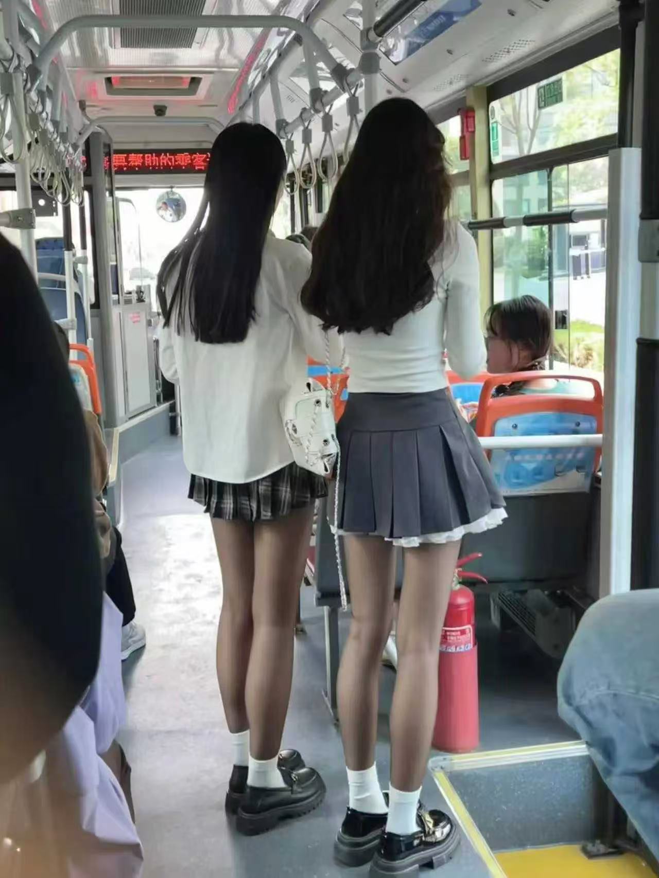 这哪里是大学生啊，明明是大明星嘛