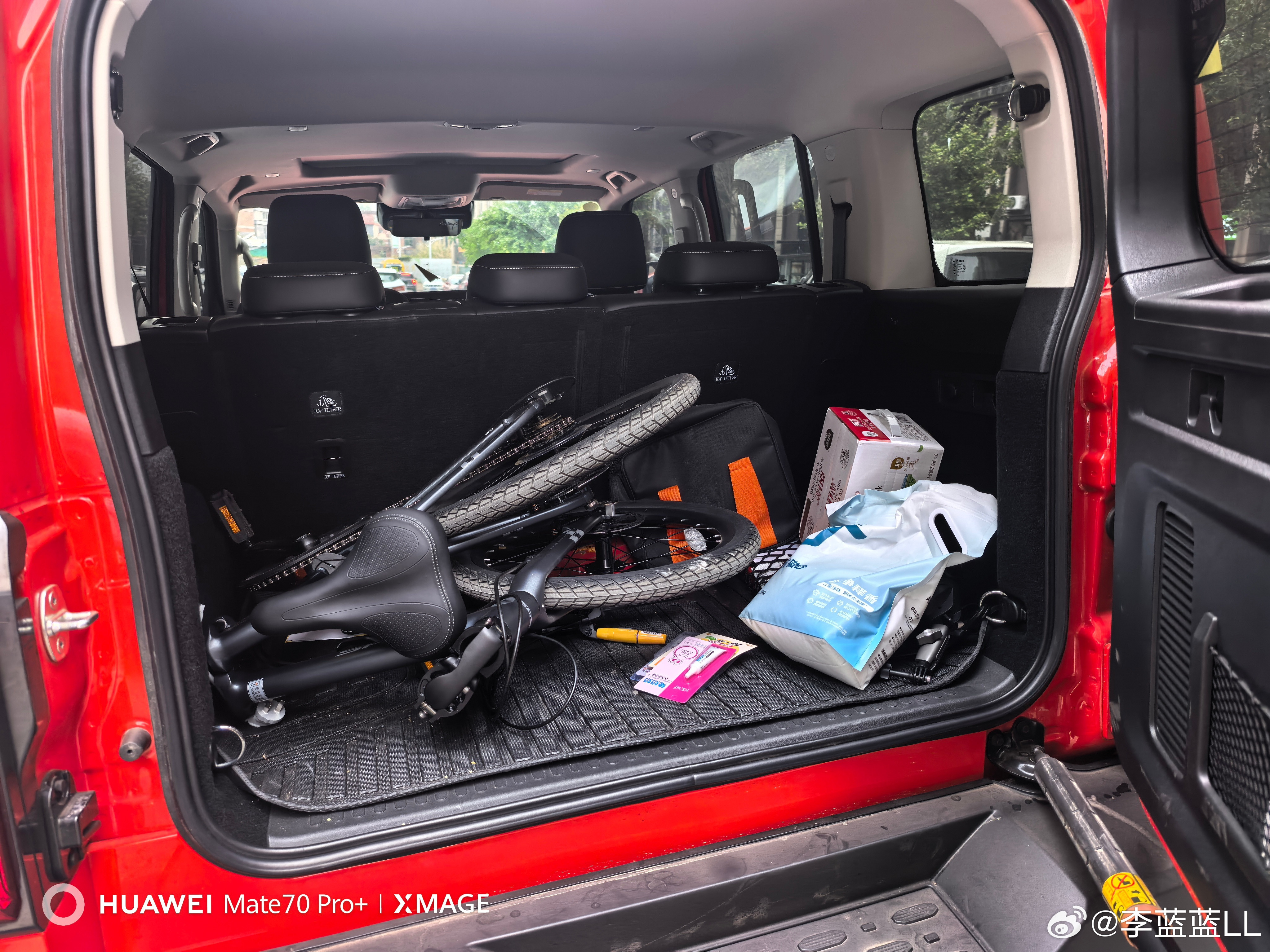 你有没有发现越野车的尾门开门方向是不一样的？有从左往右开的，也有从右往左开的。是