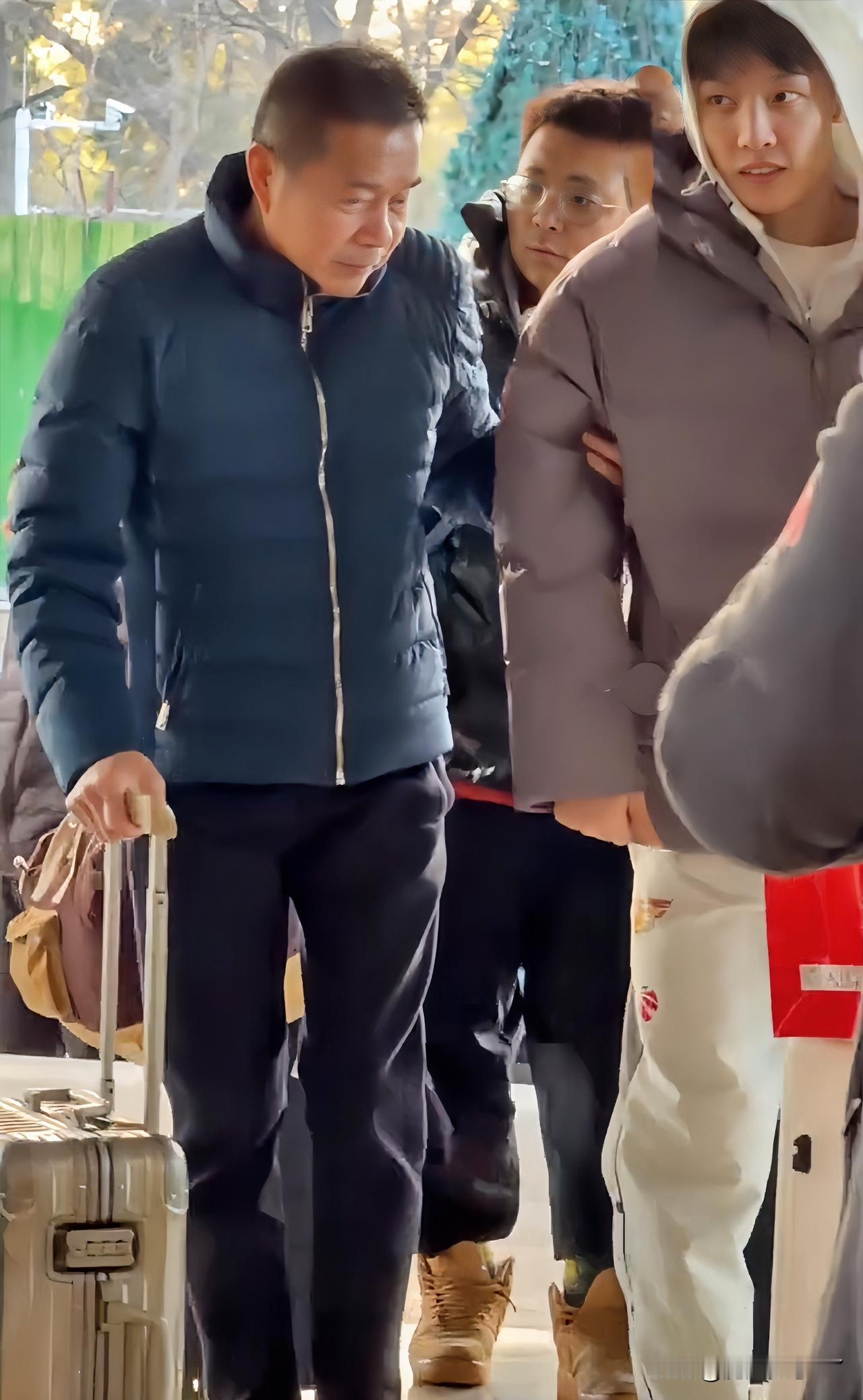 要不说陈海涛能成功呢！你看看人家的动作，徐杰受伤他不仅亲自搀扶，竟然还帮拿