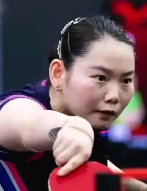 终于明白！为什么其他陪练都走了，何卓佳不走。她跟莎莎原来有四个人陪练小组，后