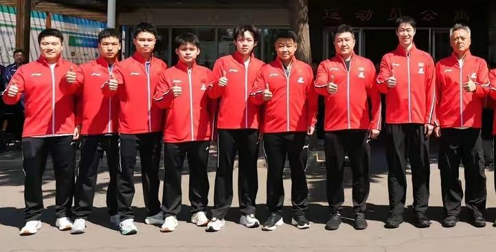 不少国外媒体都预测中国男乒此次夺不了冠，我也认为有可能丢掉冠军，但我更相信尽管困