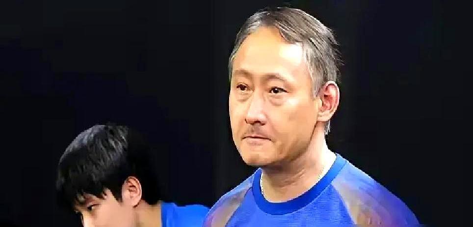 击溃顶尖天才的，往往不是对手的球拍。WTT新加坡站决胜局，比分死咬在8平。