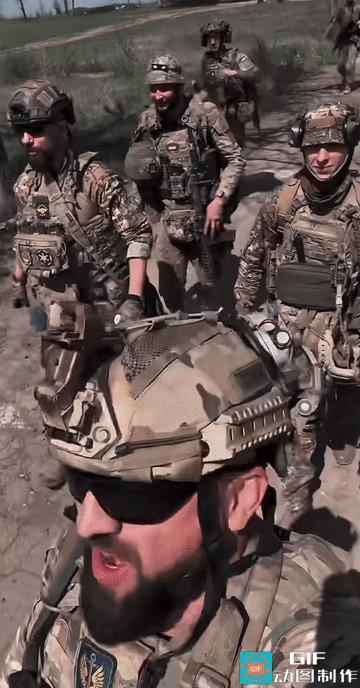 这群乌克兰士兵整装完毕，动身奔赴前线作战他们手里拿着，身上背的都是各种战斗装备