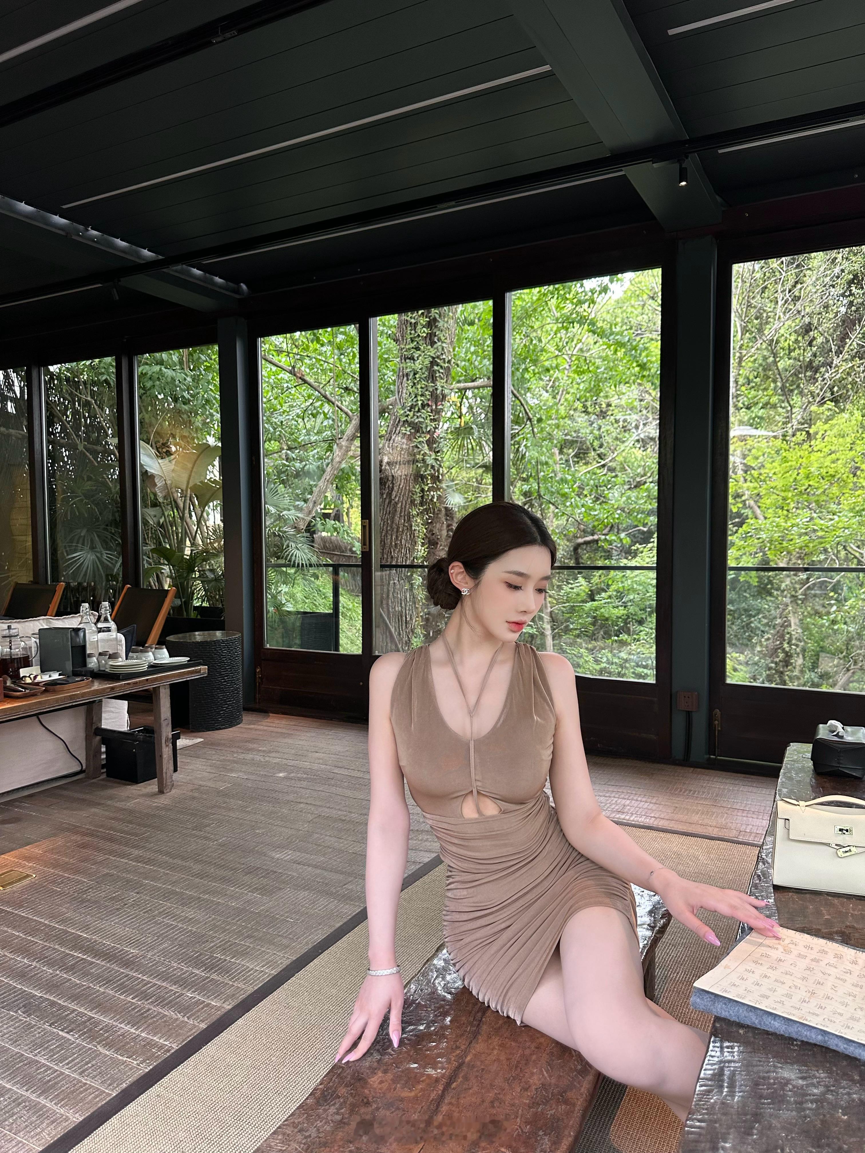 喜欢哪个色🙋这套套装用的醋酸针织面料这样上衣可以单独拿出来搭配任何的裤子半