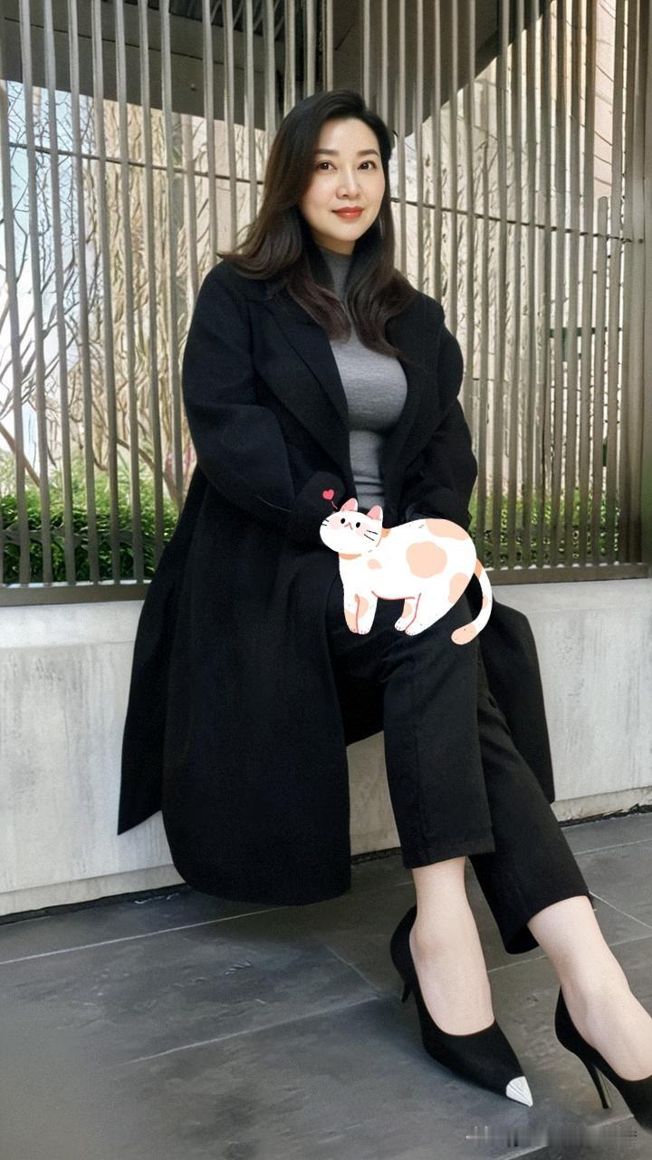 见你的时候，空气里像撒了把糖霜，连风都带着甜。我故意放慢脚步，等你并肩时轻轻