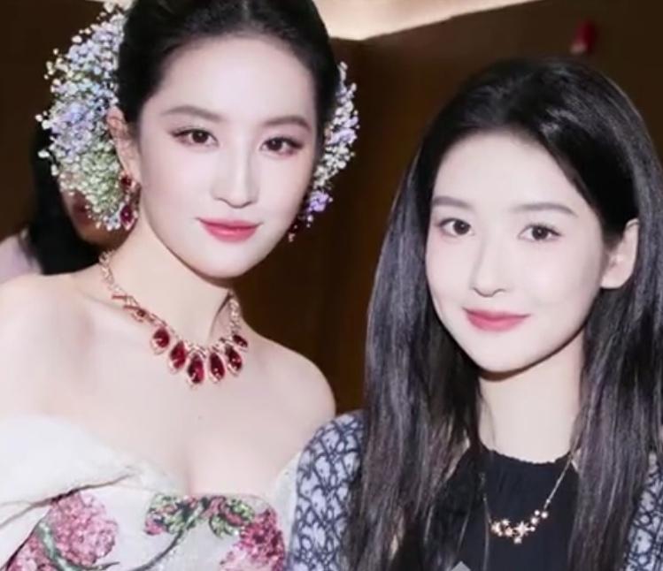 刘亦菲，估计想不到，自己和王玉雯的一张合影，竟然能让小姑娘一晚没睡，还上了热