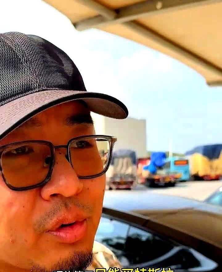 中美特斯拉还有一个明显的区别，就是国内版本的特斯拉有两个口，美国的是一个口，而且