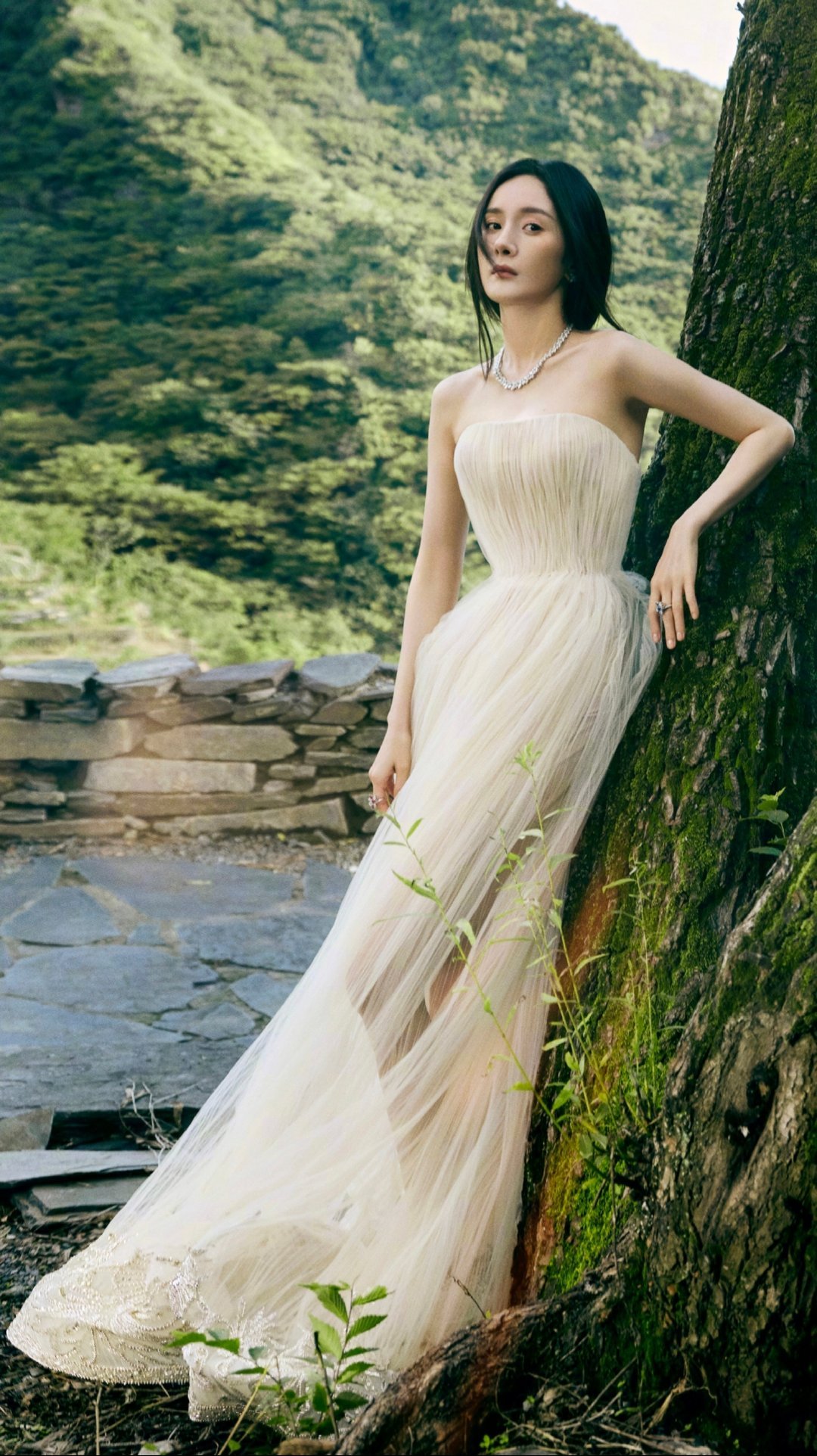 杨幂身着唯美白色抹胸纱裙，于山林间尽显优雅灵动之美​​​