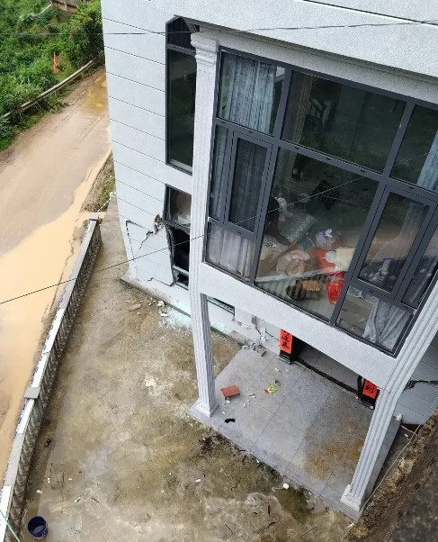 主人家估计头都大了，这房子住还是不住好啊。[玫瑰][玫瑰][玫瑰]