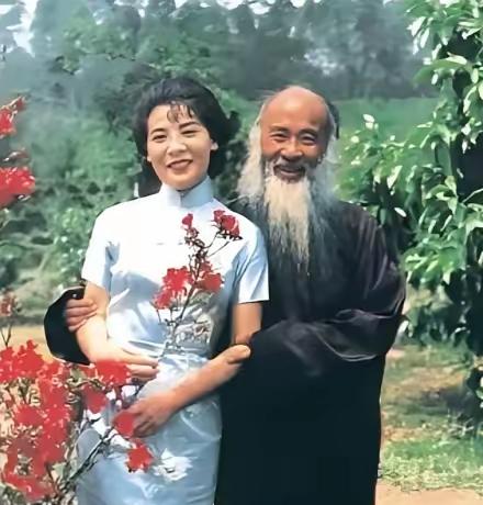 一个女人把最好的年华都交给家庭，换来的不一定是安稳。黄凝素15岁嫁给53岁的张大