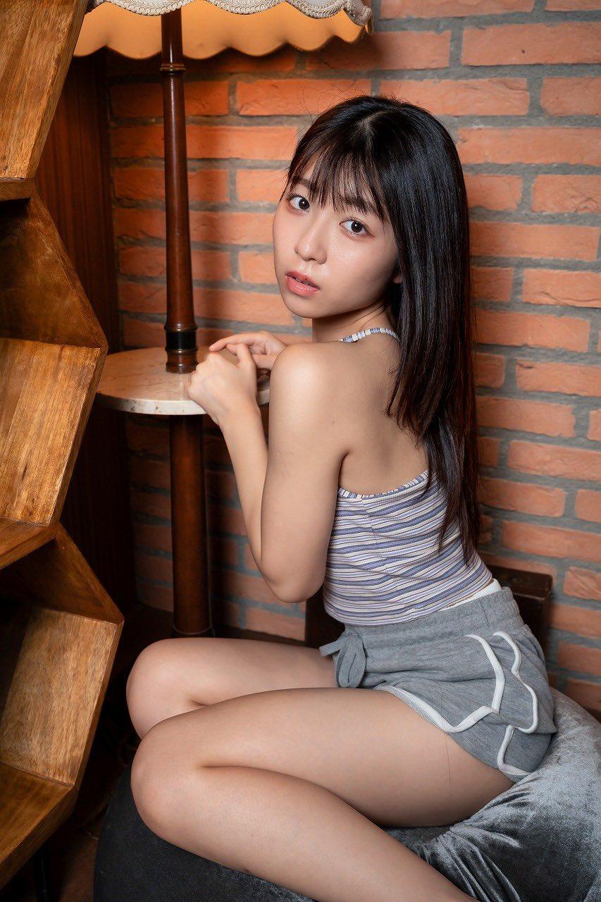 复古砖墙背景，少女甜美造型，可爱迷人