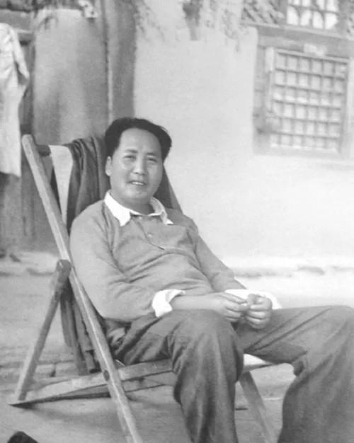 1950年，周总理把毛岸英牺牲的电报压了下来，这一压，就是将近两个月。当时，中办