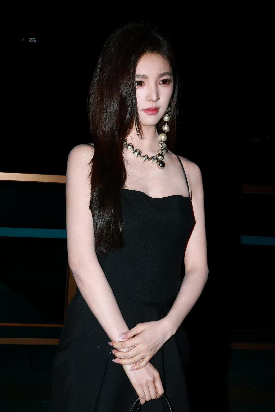 怼脸更是权威的没边了章若楠纪梵希活动造型，黑长直搭配黑裙太美啦！章若楠