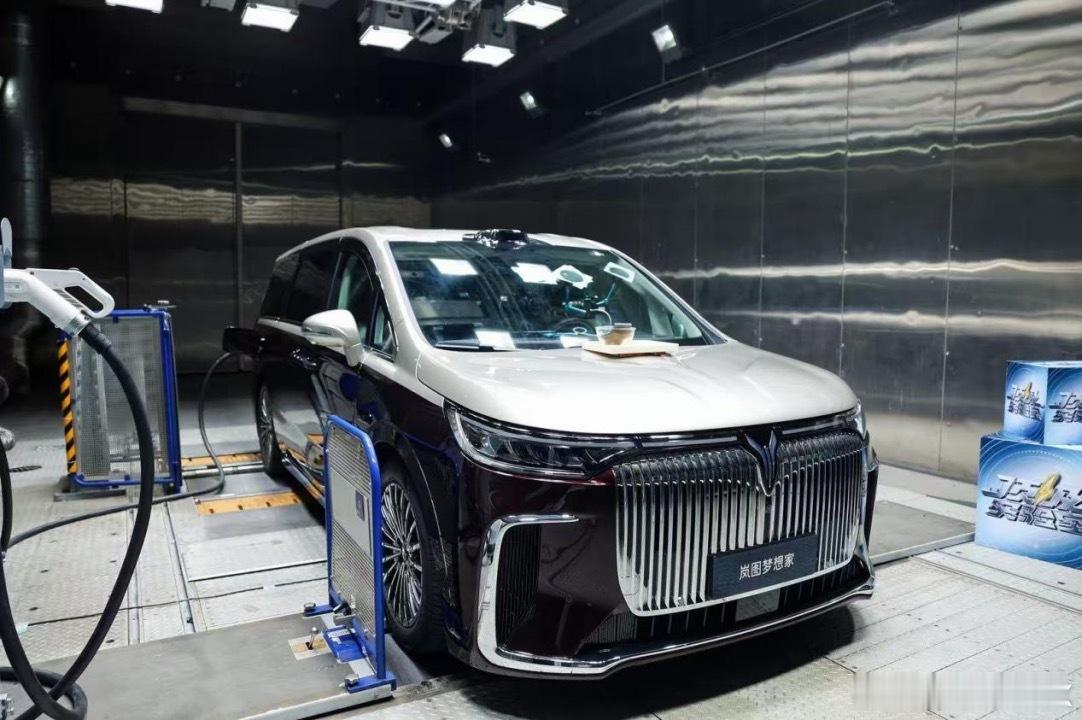 8月22日，岚图汽车携手央视新闻《顶级实验室》节目，正式发布全域800V混动系统