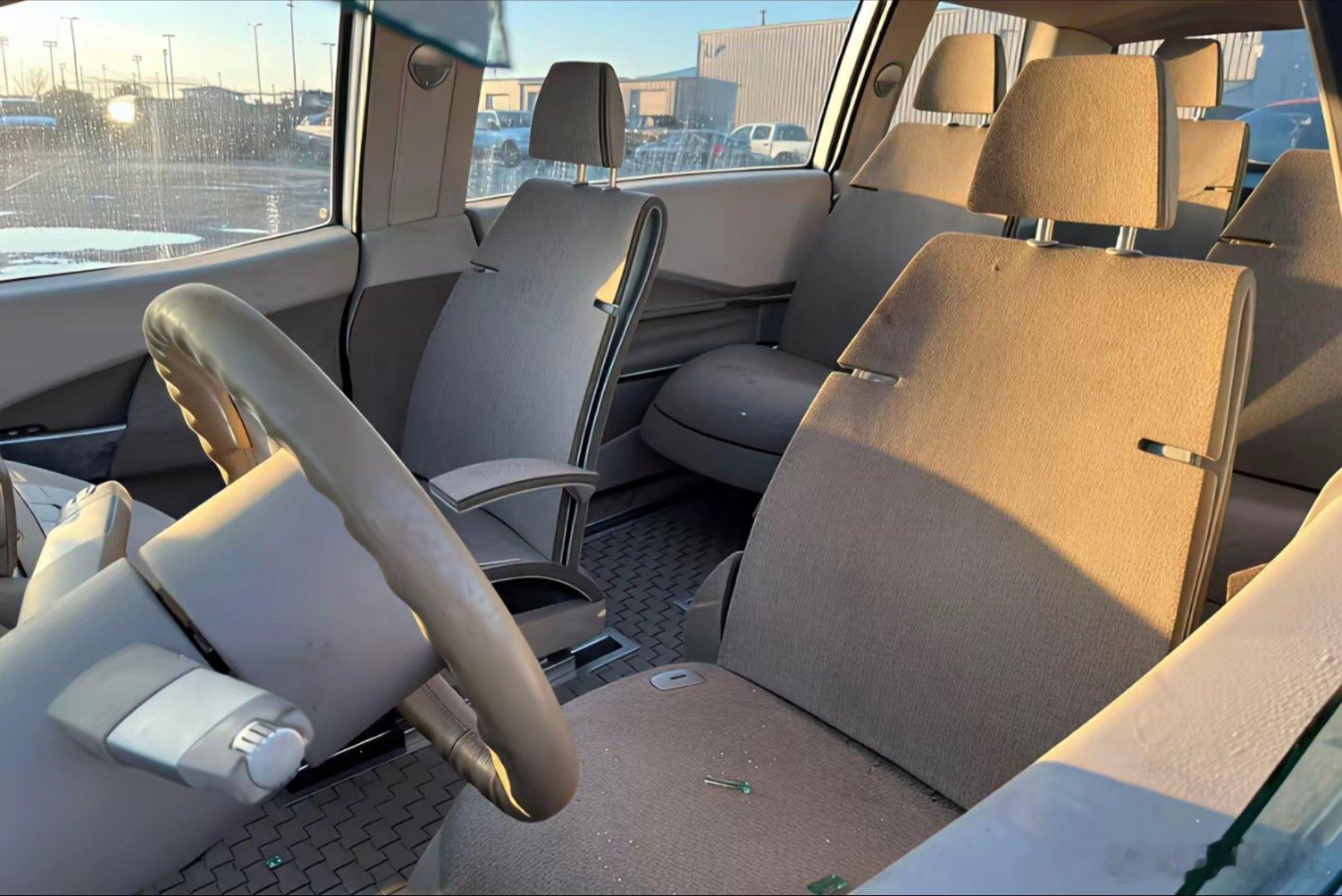 被遗弃在废车场的日产概念车，暴殄天物这两款车分别是日产2007和2002年的产物