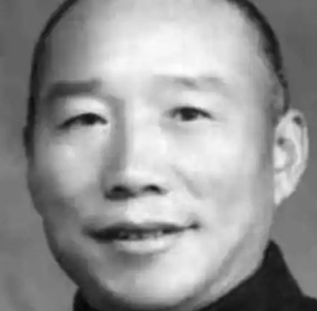 1948年，国军的一名伙夫和大部队走散了，被解放军拦下。解放军看他年纪大，便发了