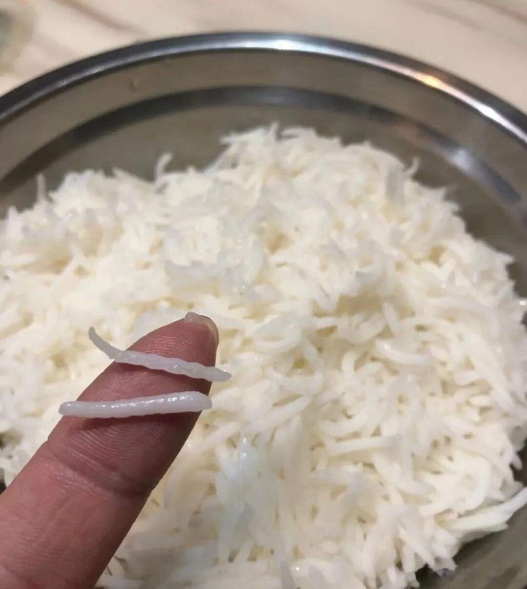 网购失手错买印度米，煮完像虫子，这米该咋处理？拆快递才看清，手滑拍错成印度长米。