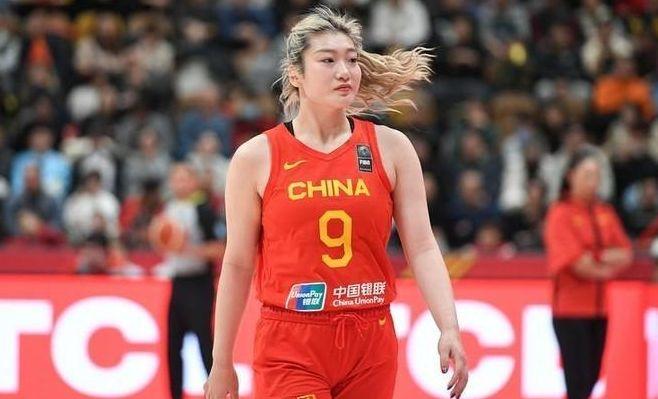 李梦肯定是中国女篮这一时段最好的球员啦！著名篮球评论员在一期访谈节目中谈到李梦