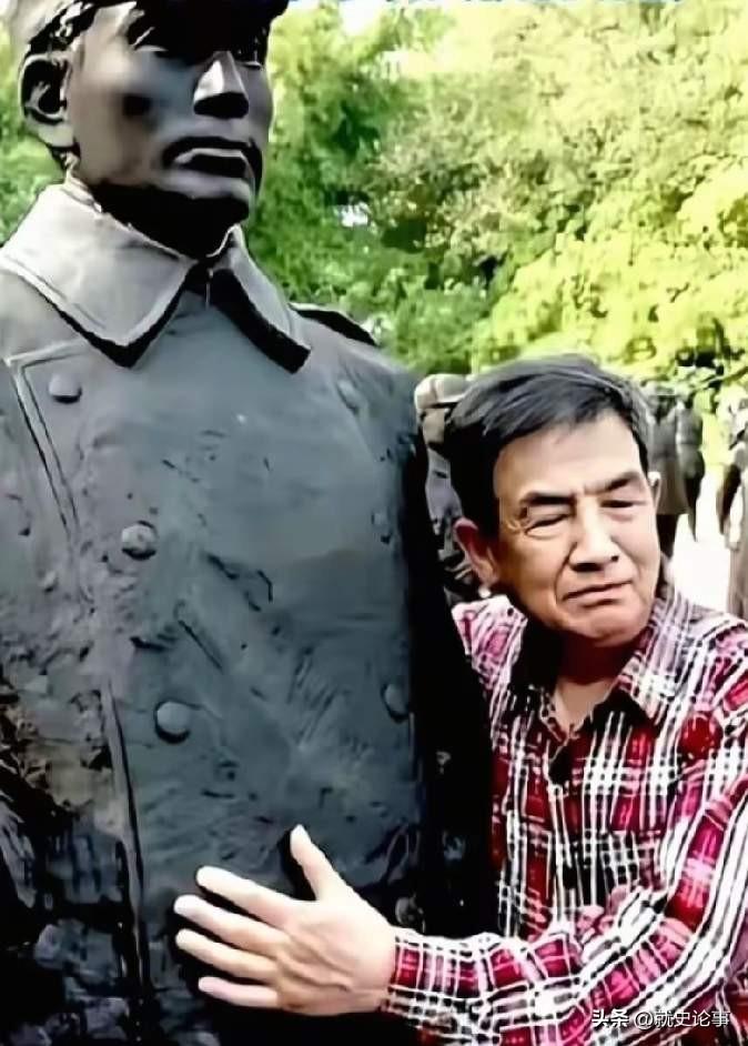 2018年，成都，绿树掩映的雕像群间，已是暮年的张居礼，缓缓俯身，将手轻轻贴在父