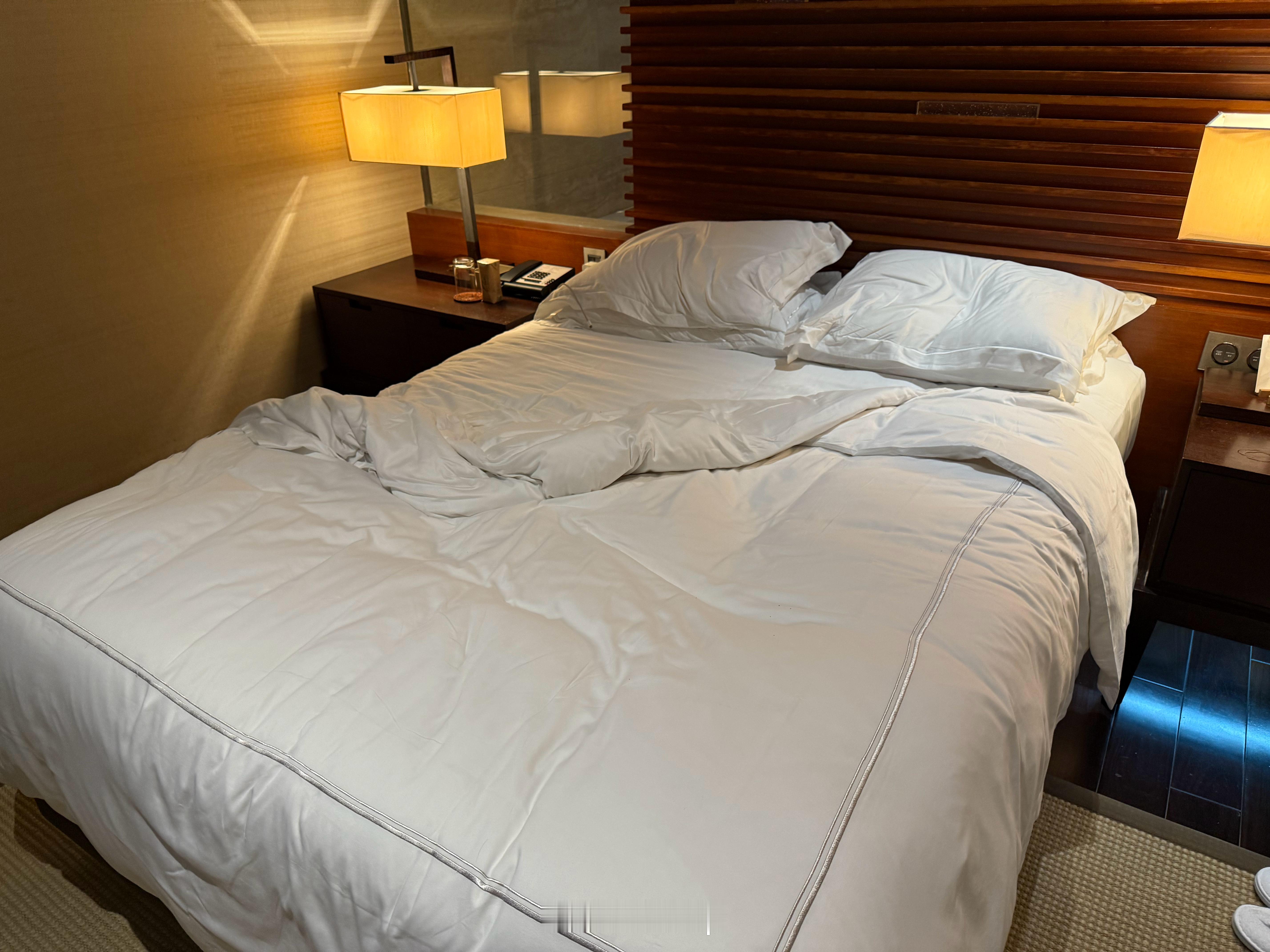 也不是不困，这三亚太潮了，感觉床单都没那么干，北方人实在是不适应，辗转反侧睡不着