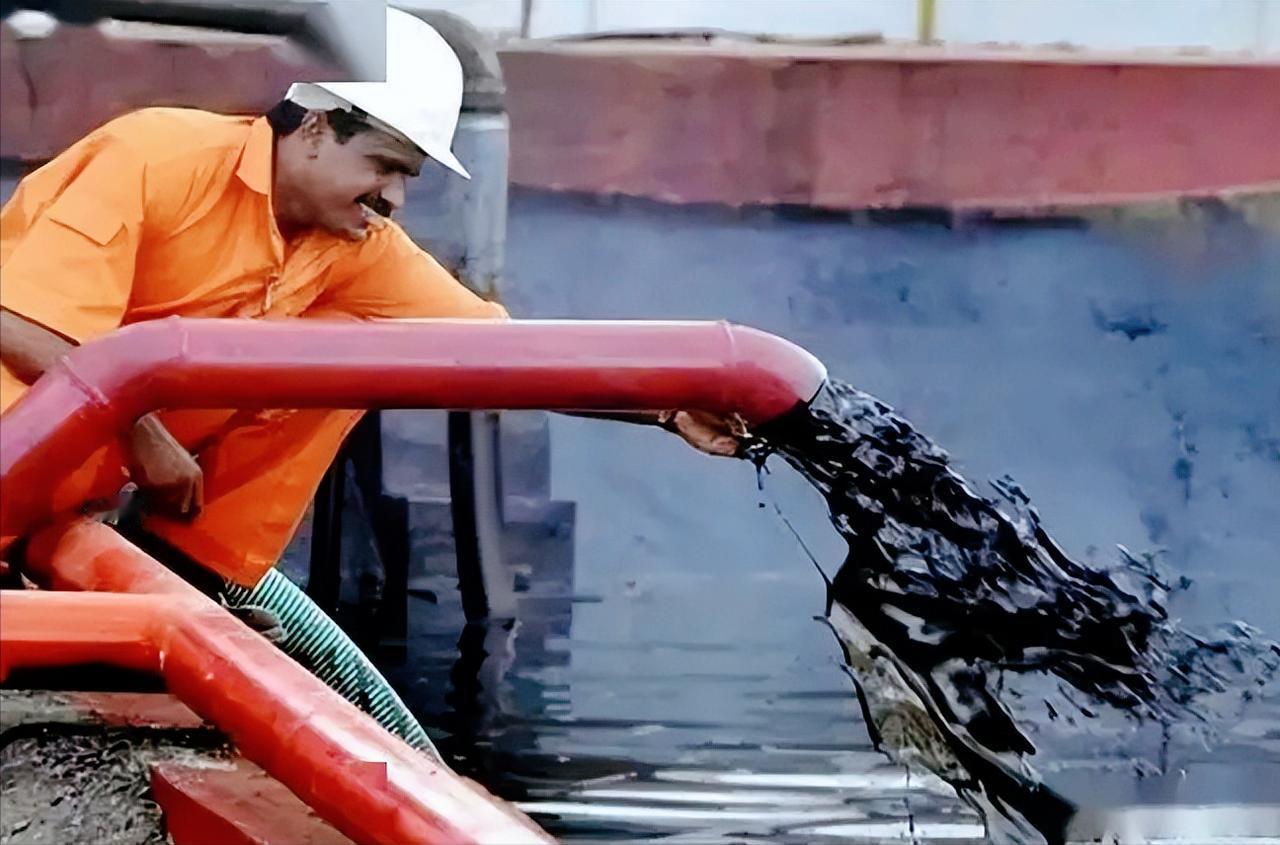 古巴这阵子快被美国逼到绝境了，因为美国放狠话要把它的石油路彻底堵死，谁给古巴送油