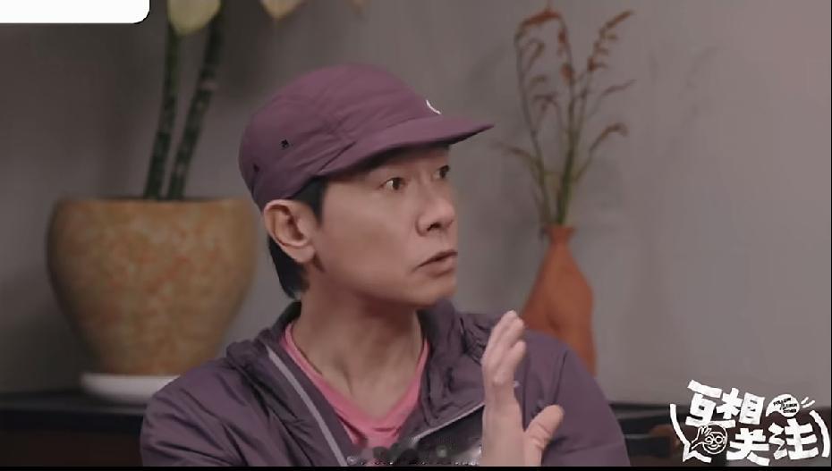陈小春读书不多，但是他一点也不蠢！李诞采访陈小春的视频刚出来，我就被陈小春的