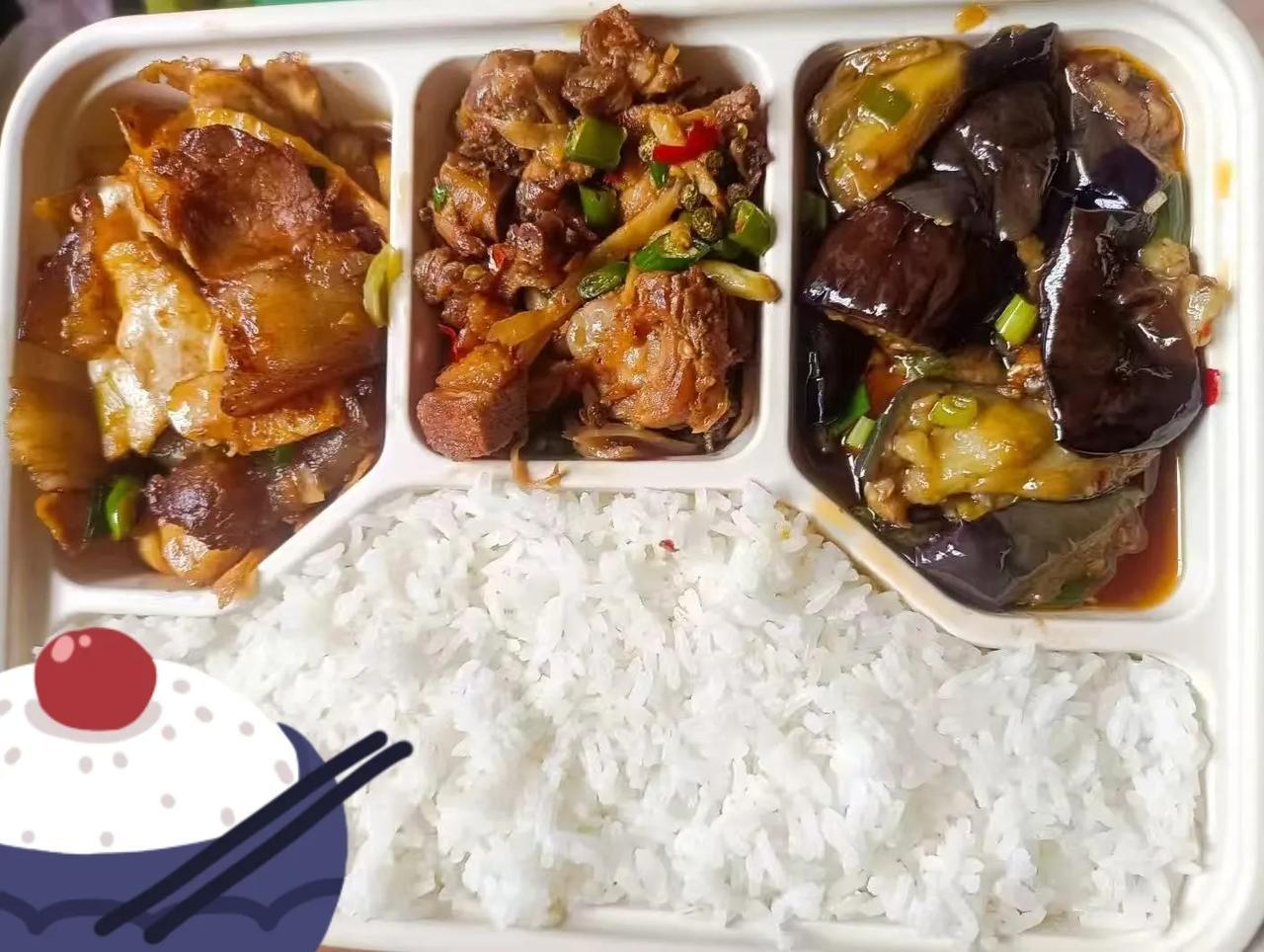 以后都不想做饭了……我们小区附近有个酒店门口，现在天天摆着卖盒饭，看买的人多，