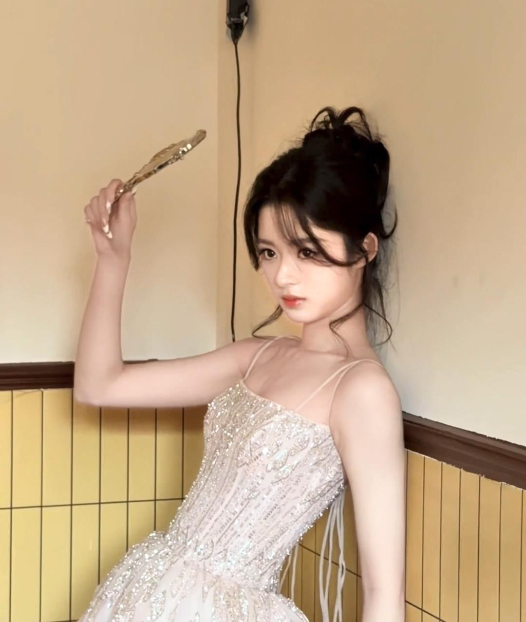 黄杨钿甜有点让人心疼了！之前自己和工作室都官宣要去活动，结果官方阵容里压根没