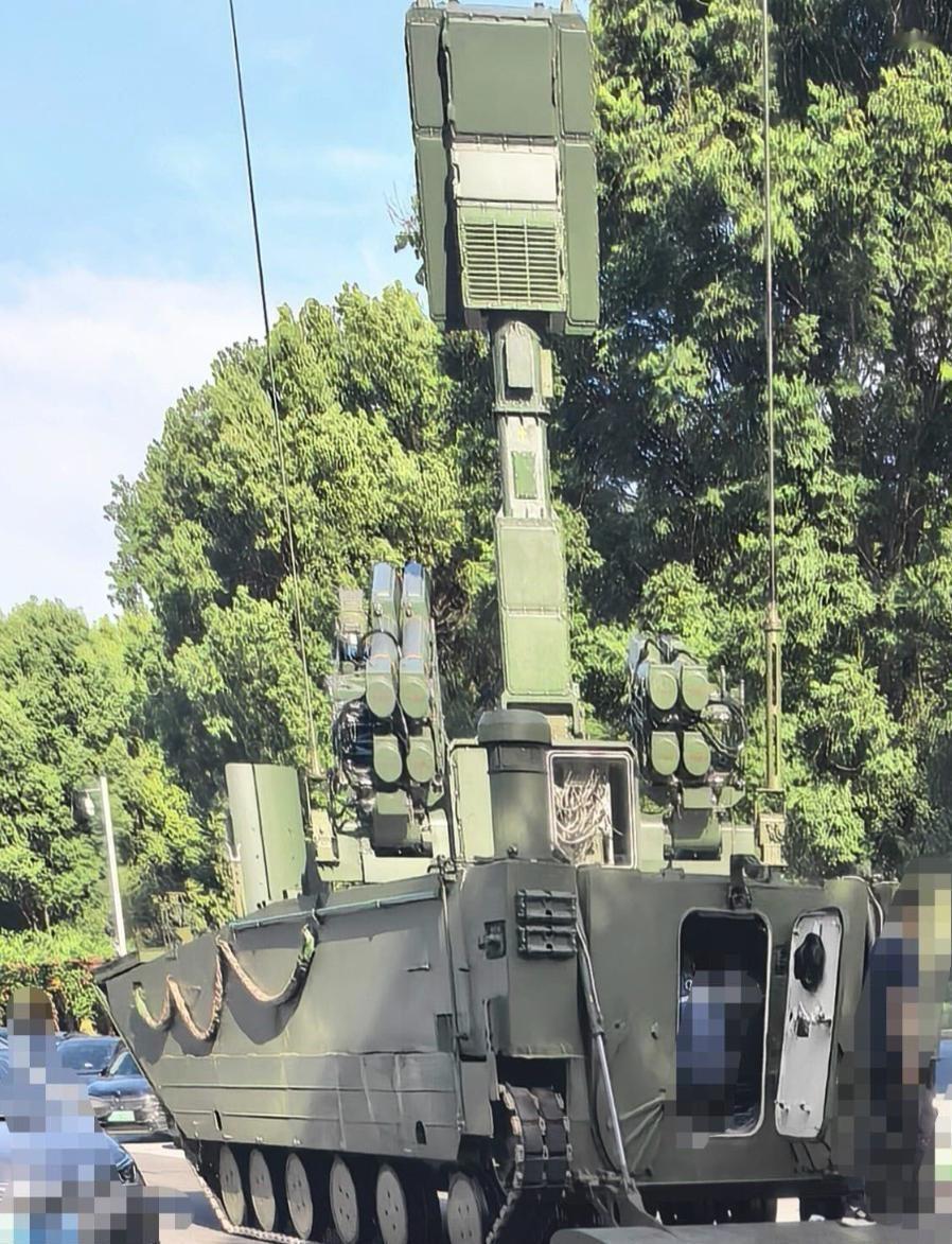 “红旗”13近距防空导弹系统，除了使用“猛士”高机动车，“一车8弹”的配置，属于