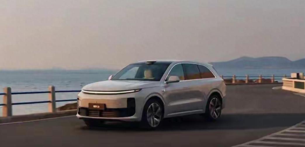 2026年开年，车市突然凉了。1—2月产销跌了近10%，零售跌了快两成。4S店