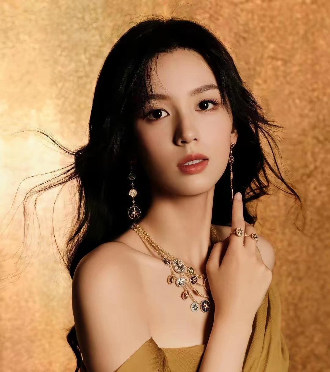 周也，真的要被“挤出”95花第一梯队了！当年《少年的你》横空出世，谁不说一句“魏