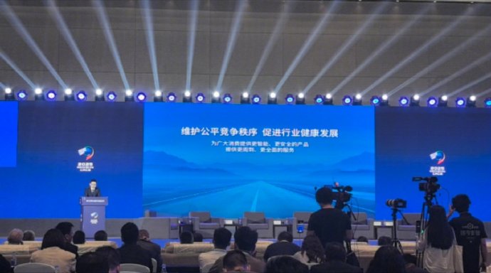 在上, 广汽集团执委会委员、品牌营销领域负责人黄永强针对行业现状发表重要