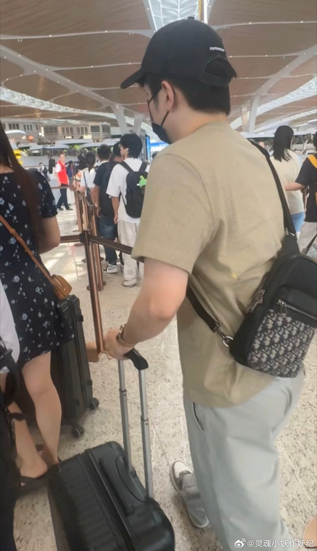 星姐机场偶遇樊振东，只是远远的拍照留念，默默的不打扰～别问在哪，不会告诉的哈