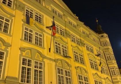 【在捷克议会大厦上不仅有一面，而是三面乌克兰国旗。】为了抗议新议长下令将乌克兰国