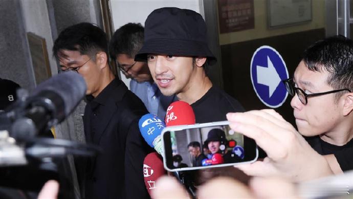 陈柏霖修杰楷交保修杰楷不觉得是冤大头据台媒，经检察官复讯后谕令陈柏霖、修杰楷、