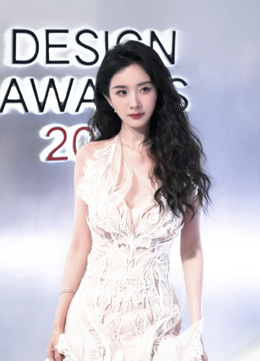 皮肤透着玉器般的温润光泽，仿佛自带柔光滤镜