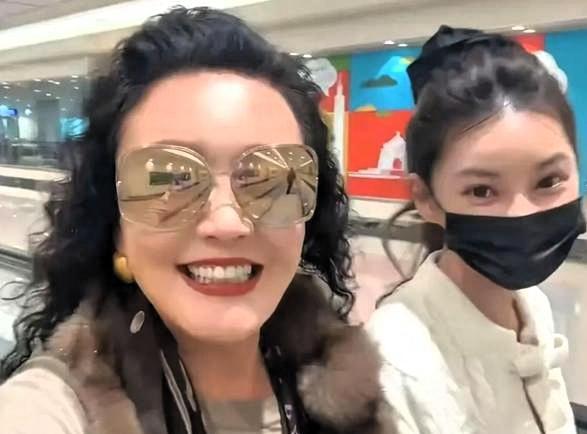 麻六记成都亲子游风波，流量算不算“歪”麻六记带着俩孙子，跑成都玩去了，熊猫基地