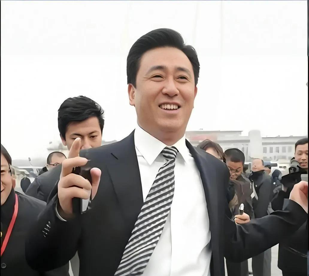 震惊！许家印“藏钱术”撕开恒大2.4万亿债务黑洞！三年清盘受阻，他离婚转移20亿