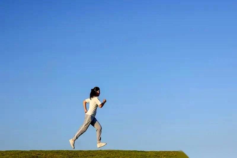 在跑圈，有个很扎心的“消失规律”。那些一上来就买顶级跑鞋、天天在朋友圈刷配速、立